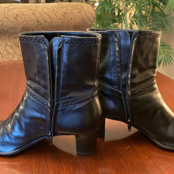 Michelle D black leather 2 1/2” heeled boots.          size 9 1/2M - Picture 2 of 8